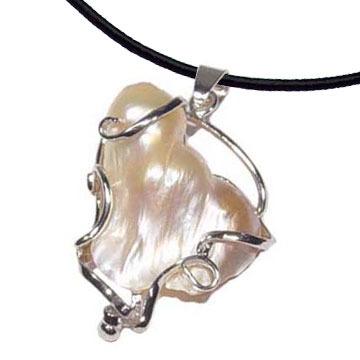 Pearl Pendant in Oyster Shell, Free Leather Cord