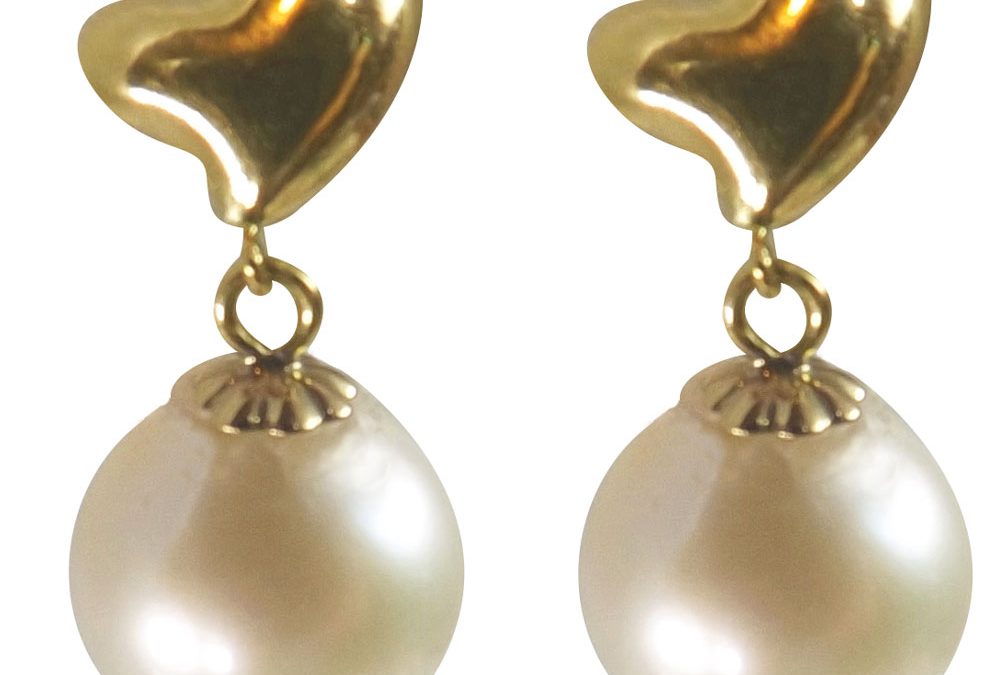 Modern 18K Yellow Gold Heart Shaped 7mm High Quality Round Pearl Earrings