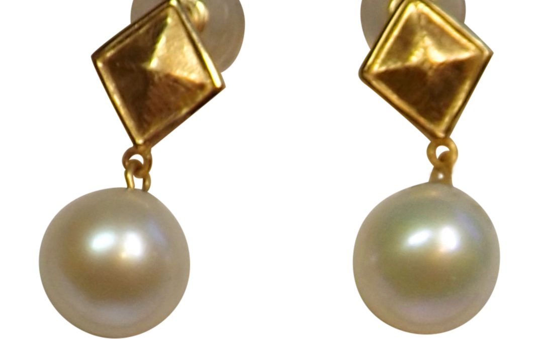 18K Yellow Gold Diamond Shaped Pearl Studs Earrings
