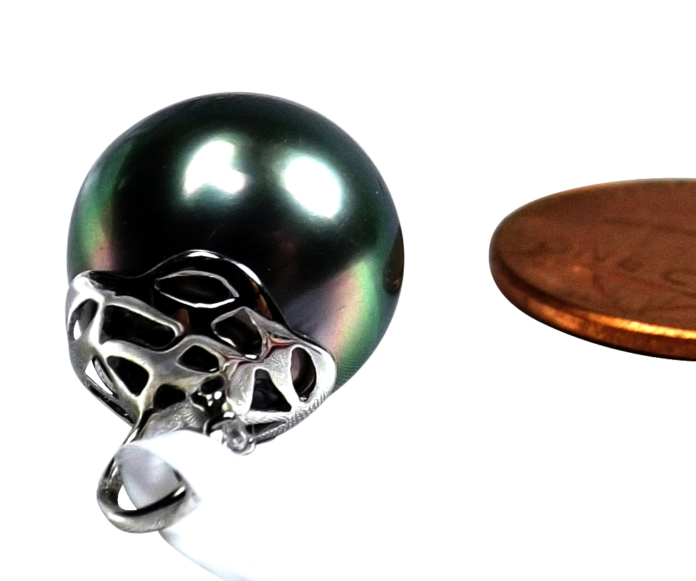 14KWG Tahitian Peacock Black Round Pearl Pendant