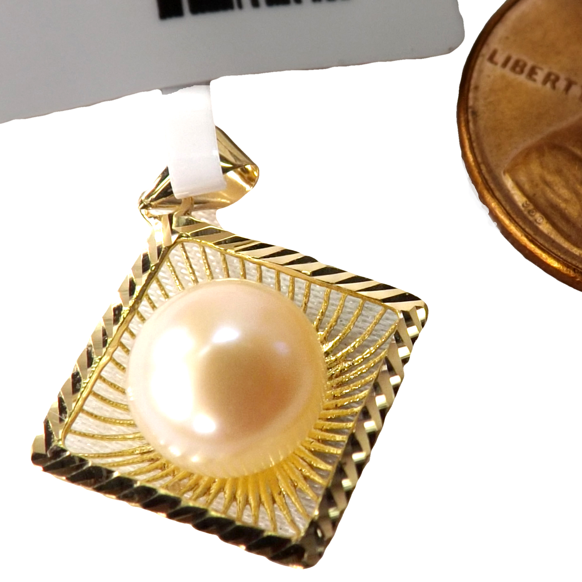 18K Yellow Gold Pearl Pendant in a Diamond Design