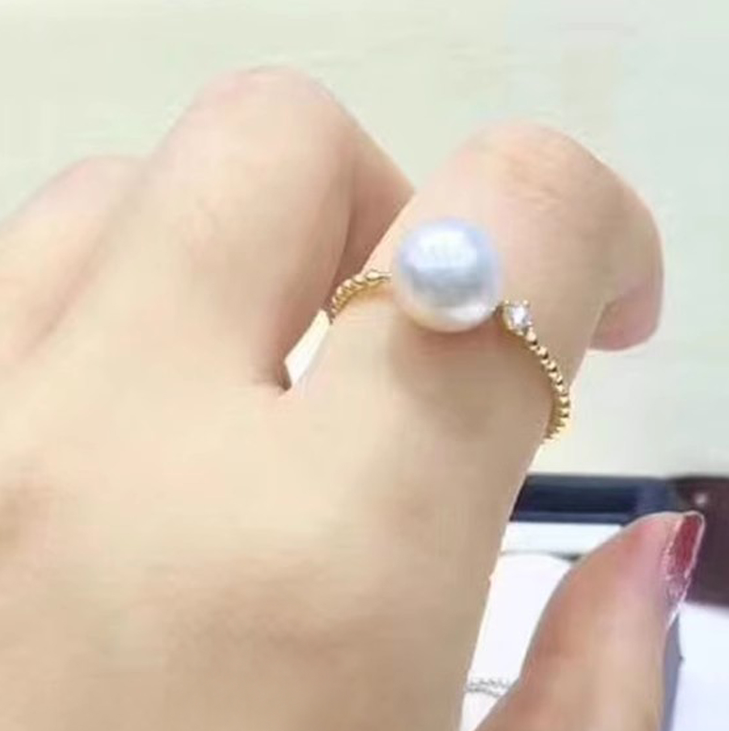 Single diamond 18k yellow gold pearl ring