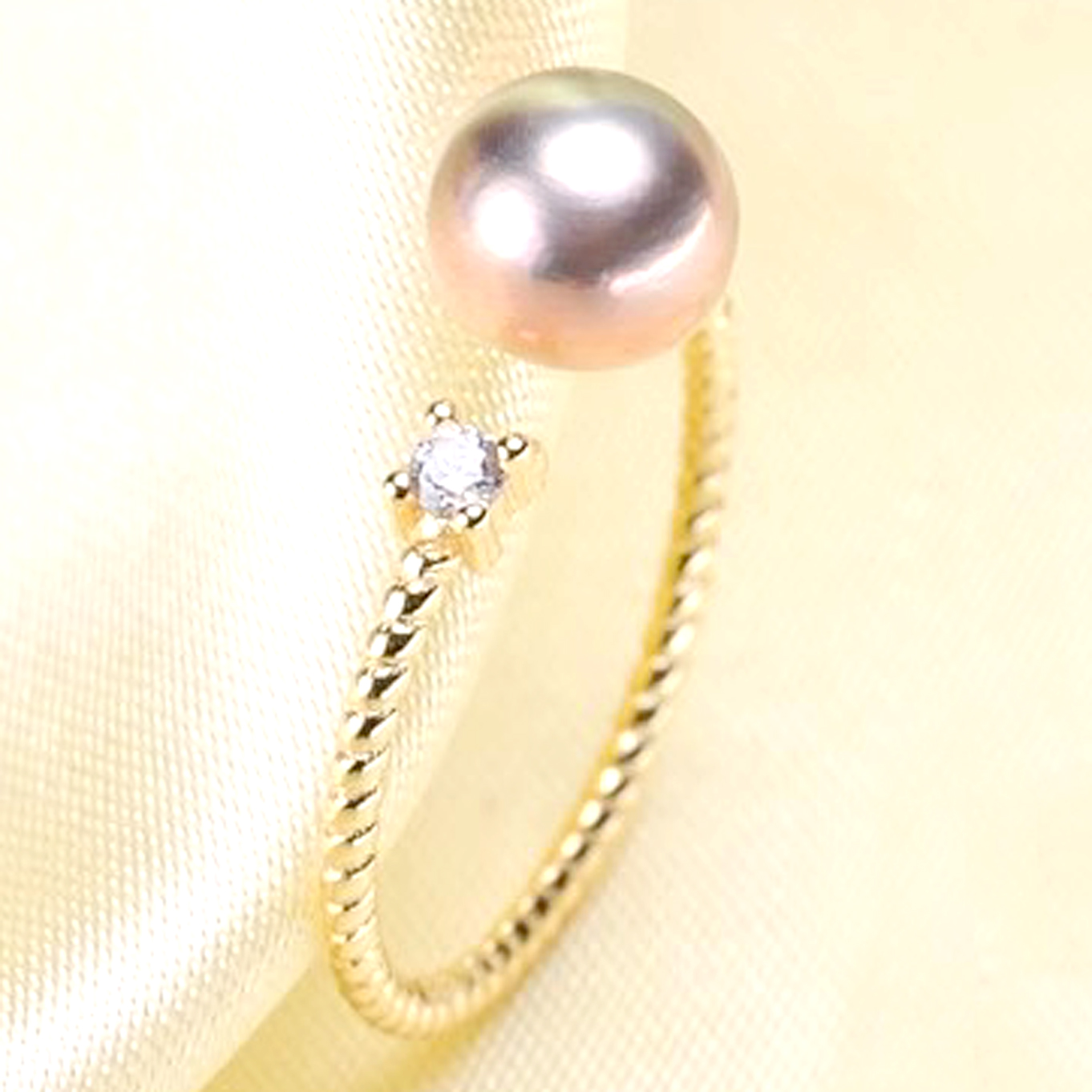Single diamond 18k yellow gold pearl ring